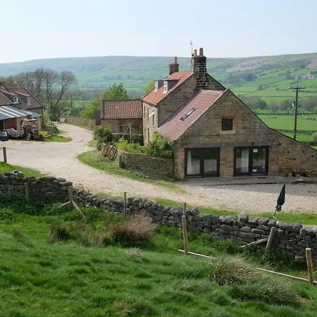 Bank House Farm Hostel *