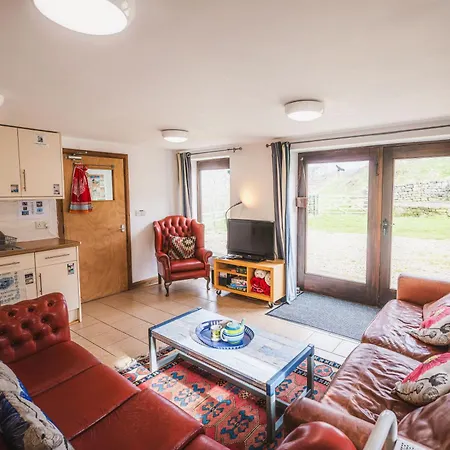 Bank House Farm Hostel *